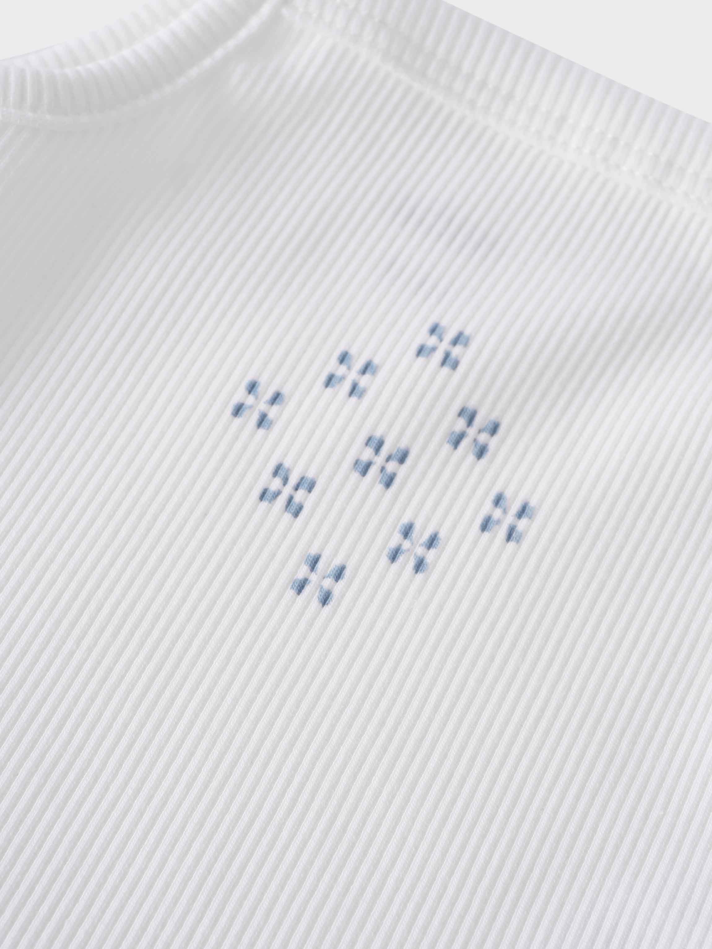 Light blue diamond pattern detail