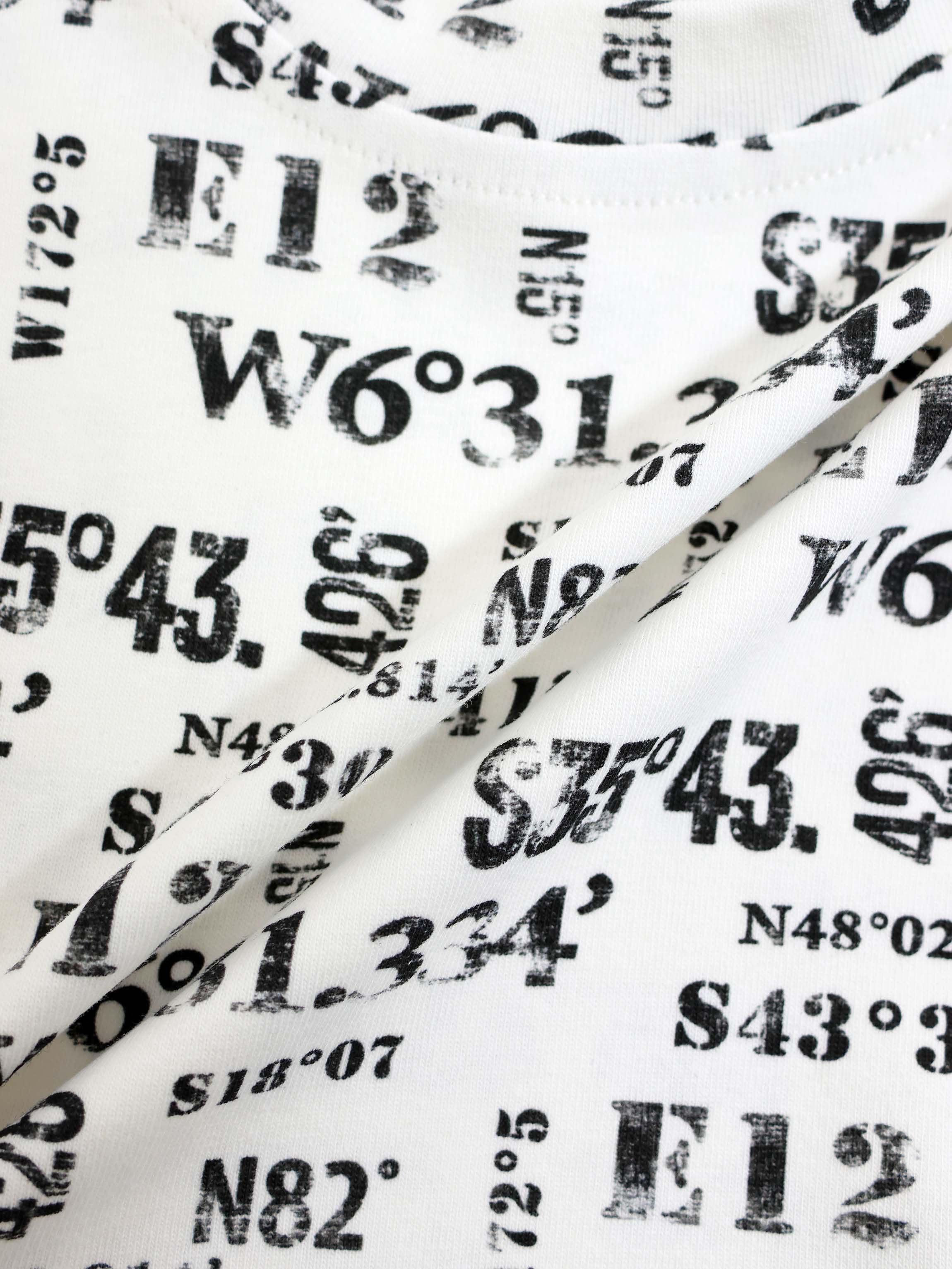 Number print T-shirt for boys with coordinate-style black numerals on white fabric
