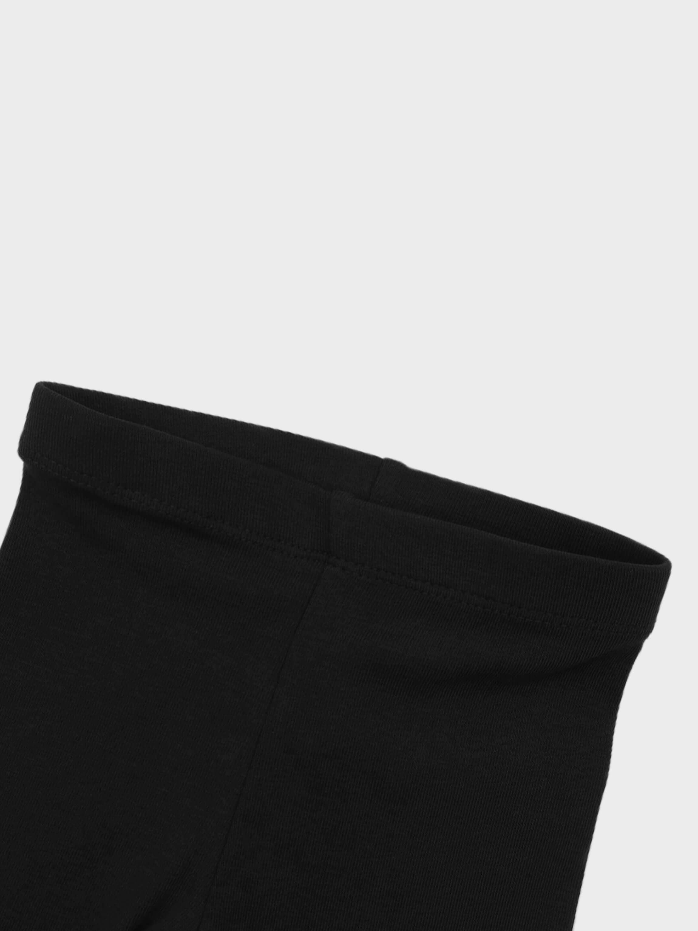 Non ribbed black leggings close-up
