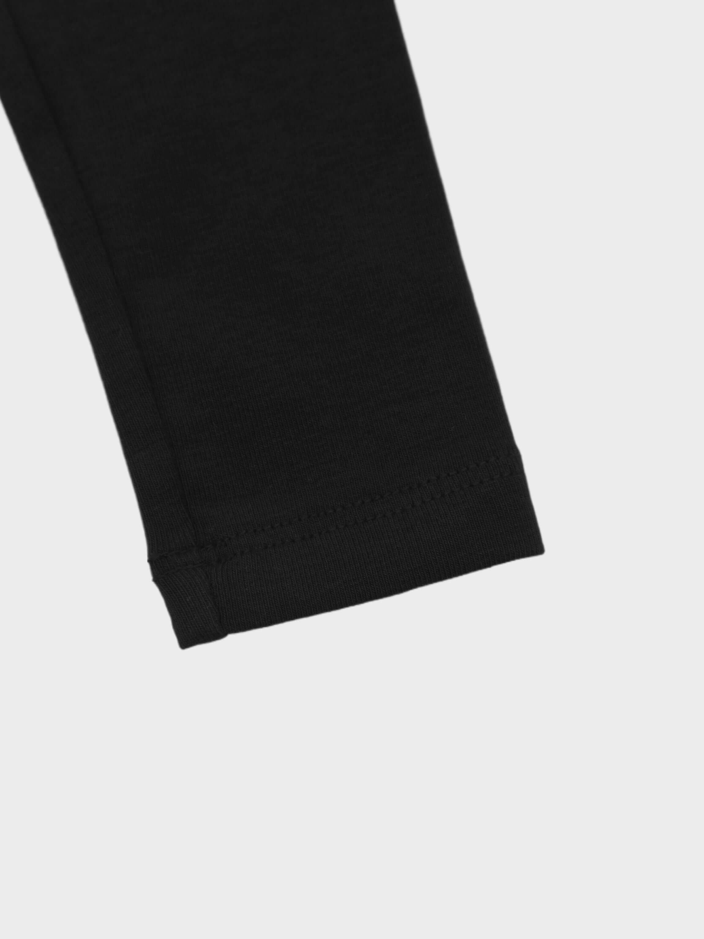 Non ribbed black leggings leg detail