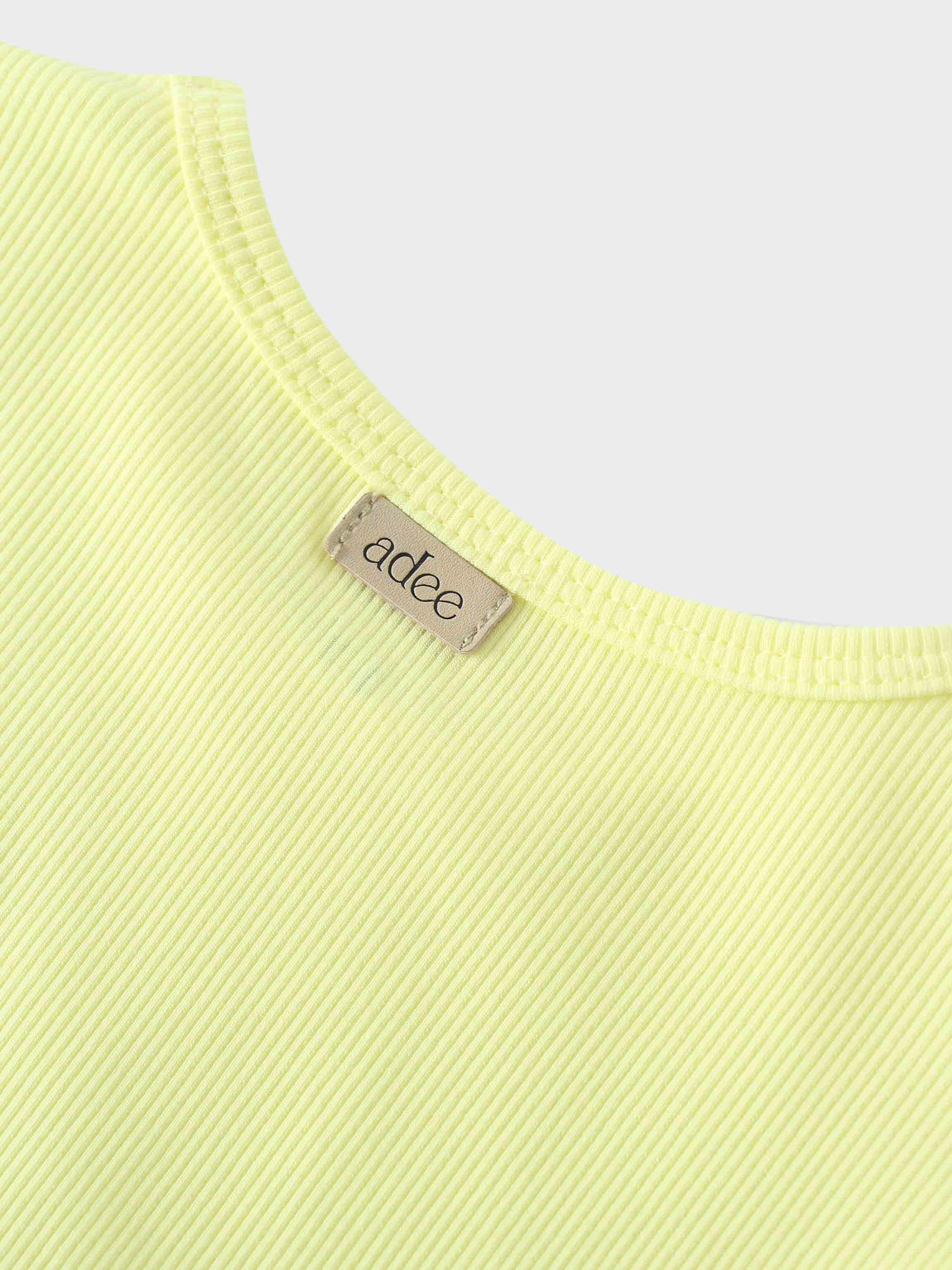 Yellow ribbed shirt collar detail