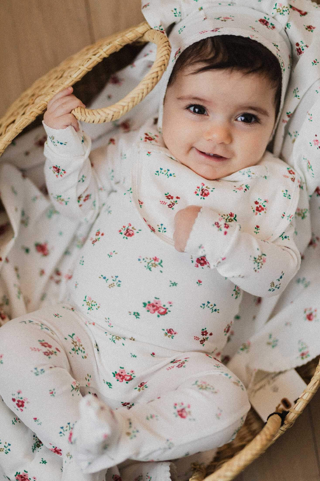 Baby jumpsuit, bonnet, bib set