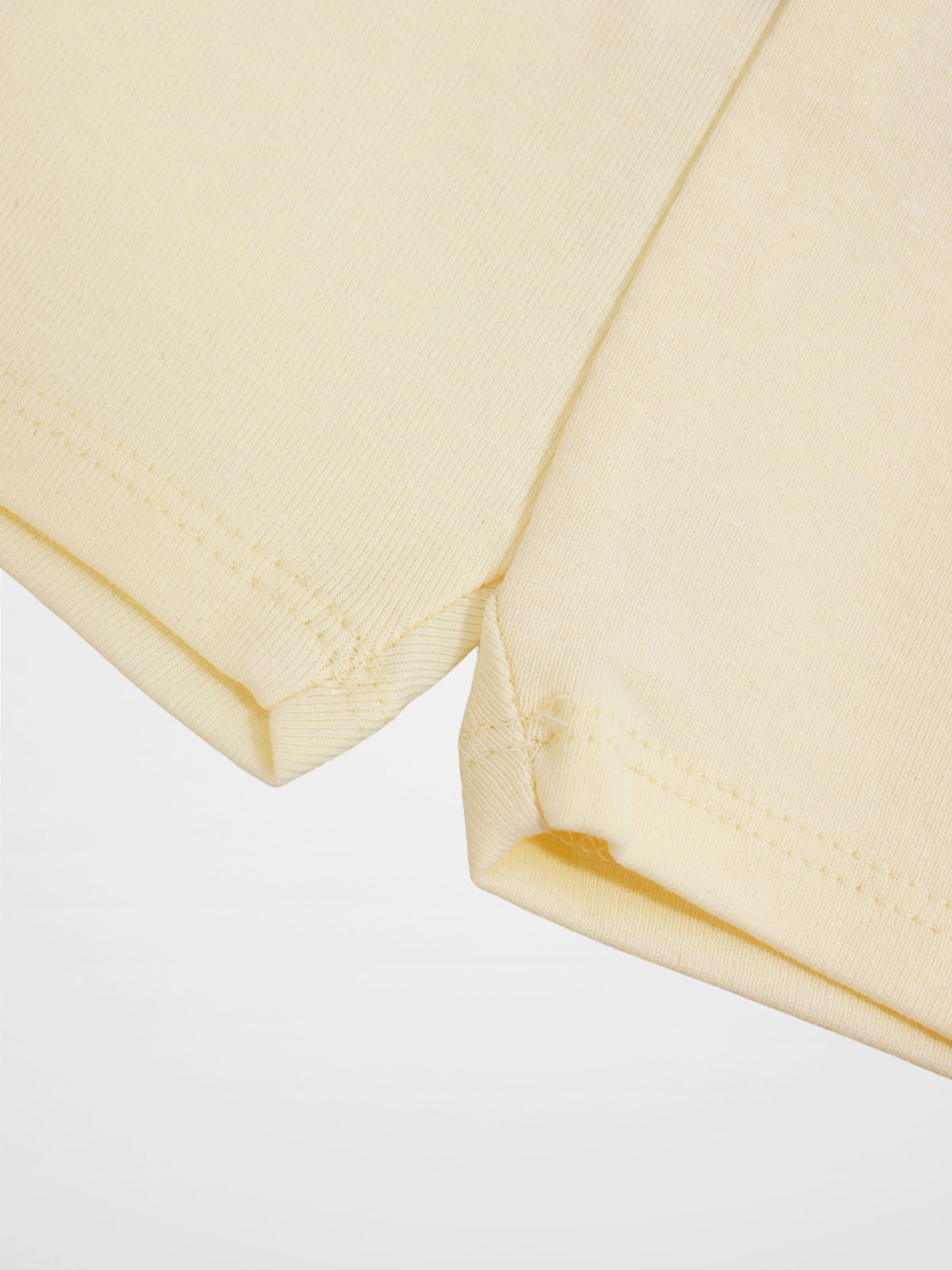 Biker shorts Adee off-white, non-ribbed fabric, close-up hem detail